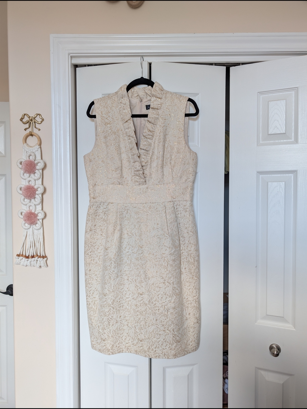 Sleeveless Cream Jessica Howard V-Neck Ruffle Midi Dress Size 12